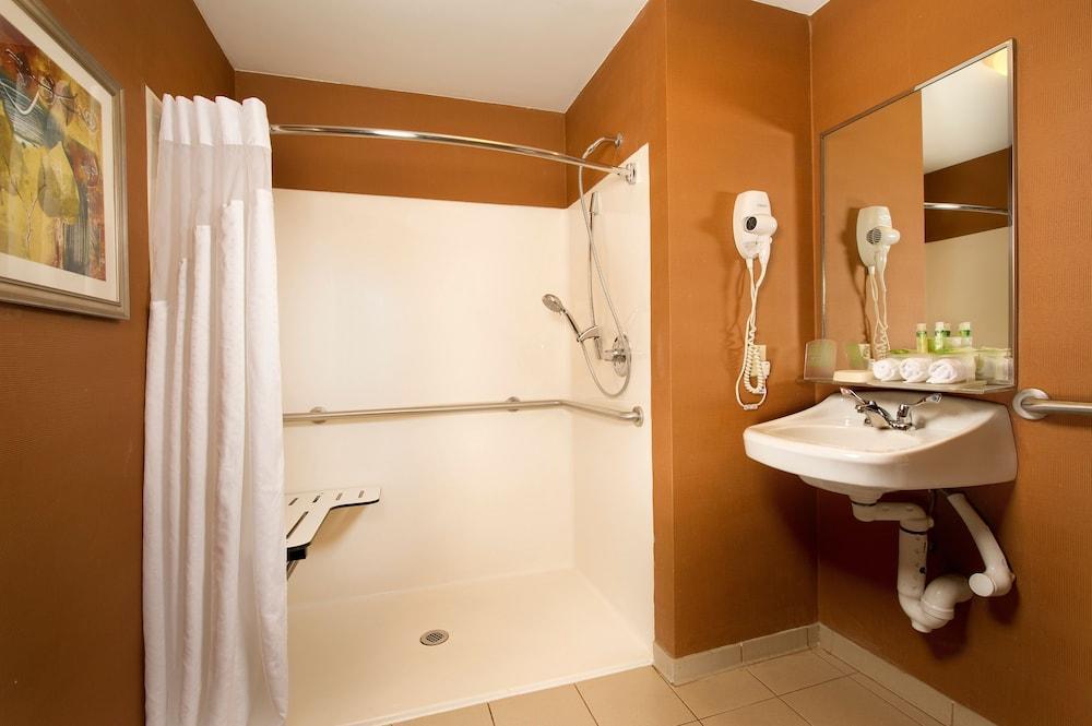 Holiday Inn Express San Antonio North Riverwalk Area By Ihg Exterior photo